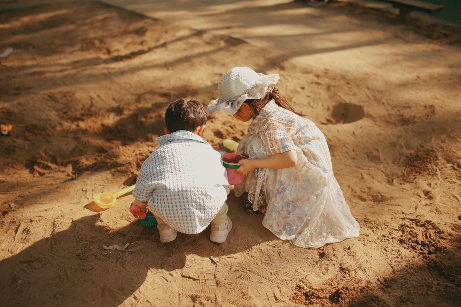 Enfants qui jouent joyeusement ensemble
